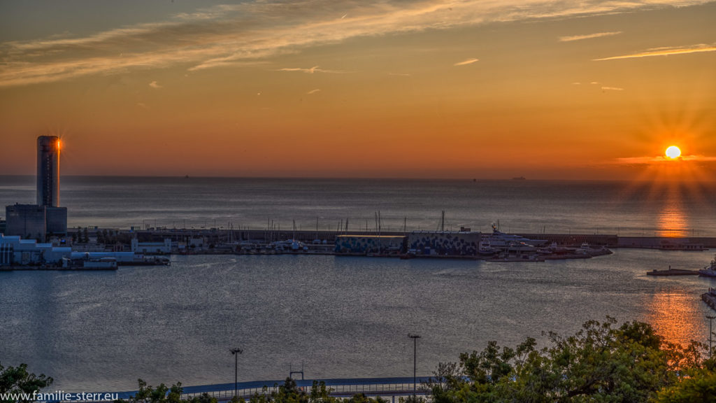 Sonnenaufgang über dem Hafen von Barcelona