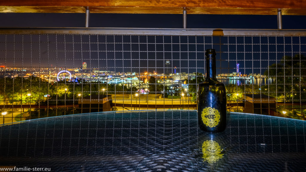 ein Balate - Bier auf der Terrasse im Hotel Mirarmar mit Blick über den Hafen von Barcelona