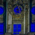 blau beleuchteter Uhrenturm an den TU München