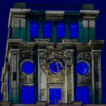 blau beleuchteter Uhrenturm an den TU München