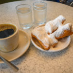 Tasse Kaffee und Beignets im Cafe Du Monde in New Orleans