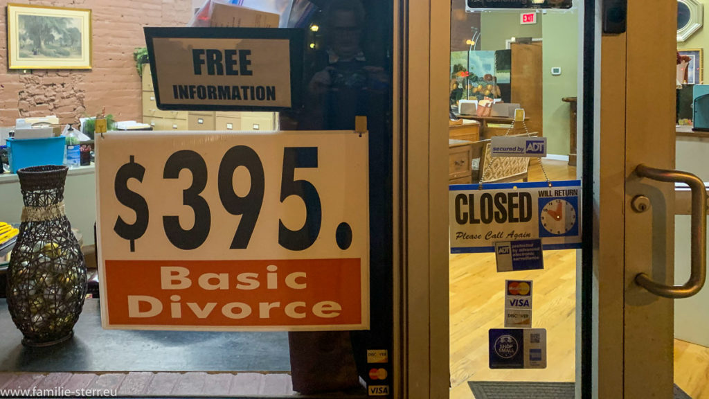 Schild "Basic Divorce 395 US$" bei einem Scheidungsanwalt in Chattanooga