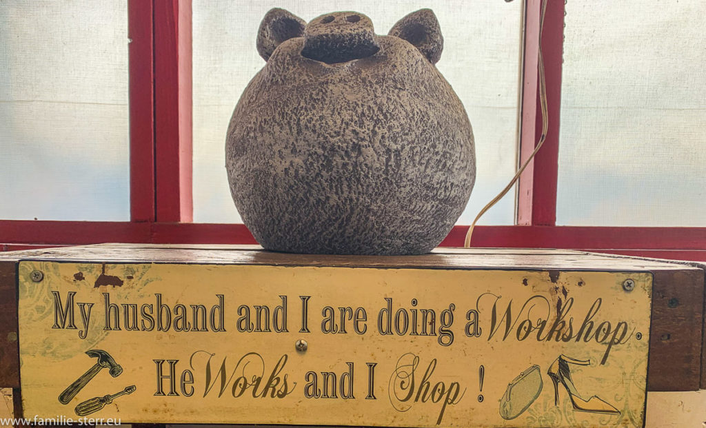 Schild "My husband an I are doing a Workshop -He Works and I Shop