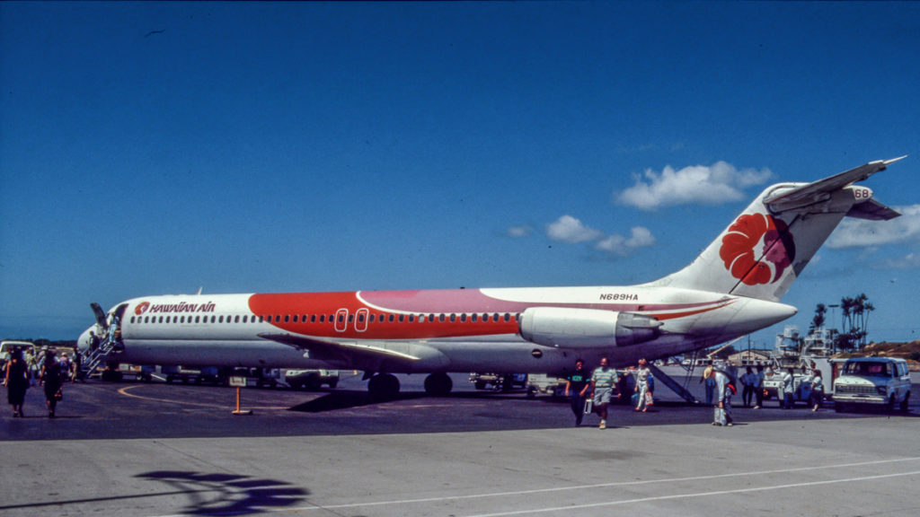 DC-9-51 Hawaiian Air N698HA am Flughafen in Honolulu beim Boarding