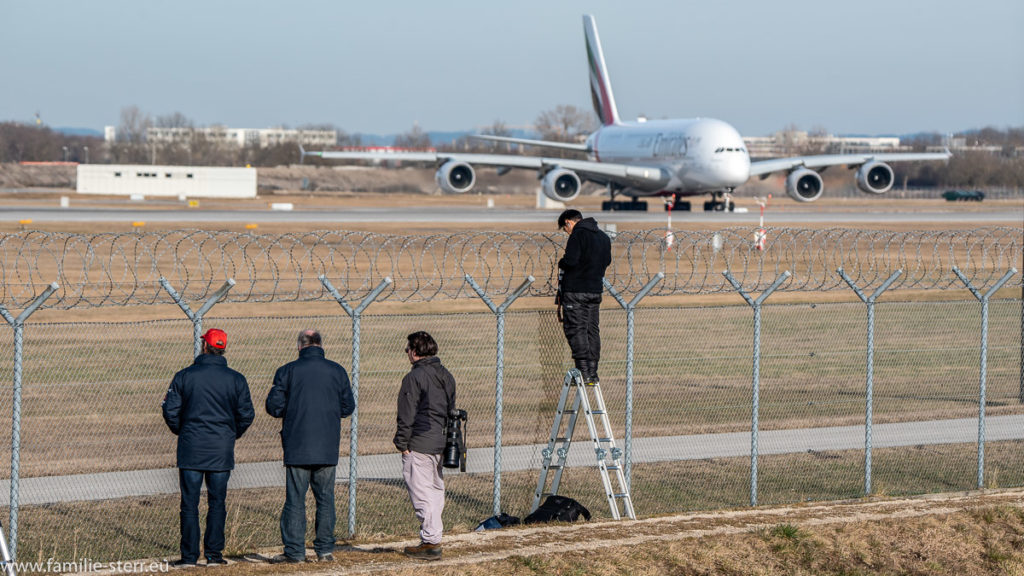 Spotter am Flughafen ignorieren einen Airbus A380 beim Start am Flughafen München