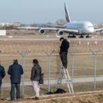 Spotter am Flughafen ignorieren einen Airbus A380 beim Start am Flughafen München