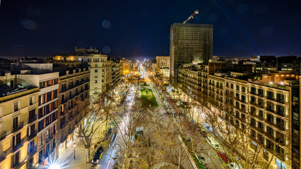 Blick über den nächtlichen Passeig de Gracia in Barcelona von der Rooftop Bar im Hotel Casa Fuster in Barcelona