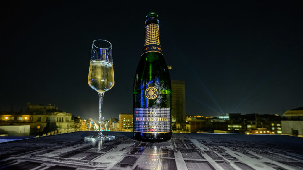 Glas unf Lascha Cava Tresor Nachts in der Rooftop Bar des Hotels Casa Fuster in Barcelona