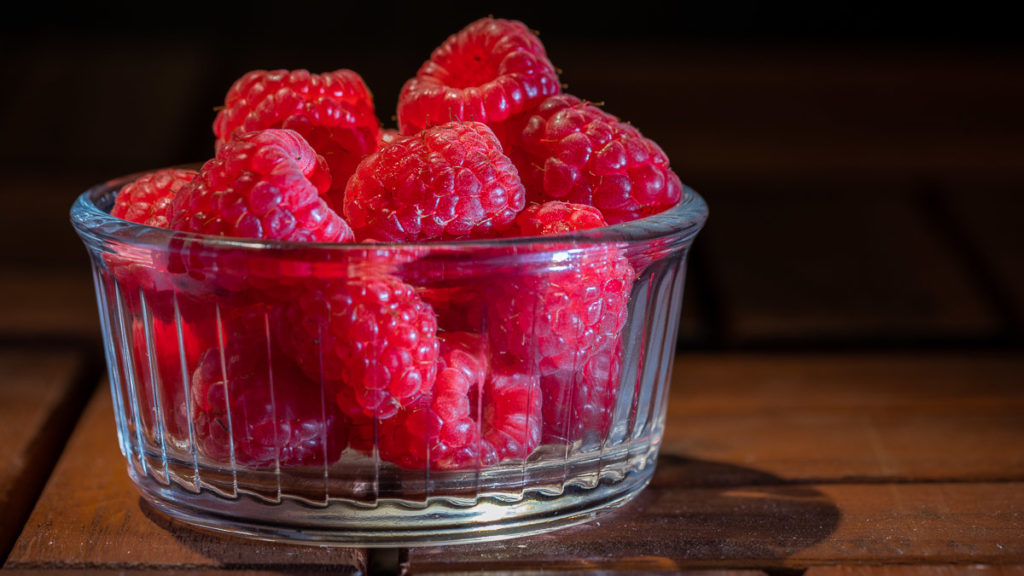 Himbeeren in einer Glasschale