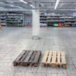 leergeräumtes Klopapier - Regal in einem Münchner Großmarkt