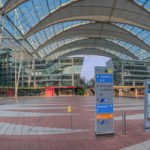 Panoramaaufnahme des Munich Airport Centers ist wegen der Corona - Pandemie menschenleer