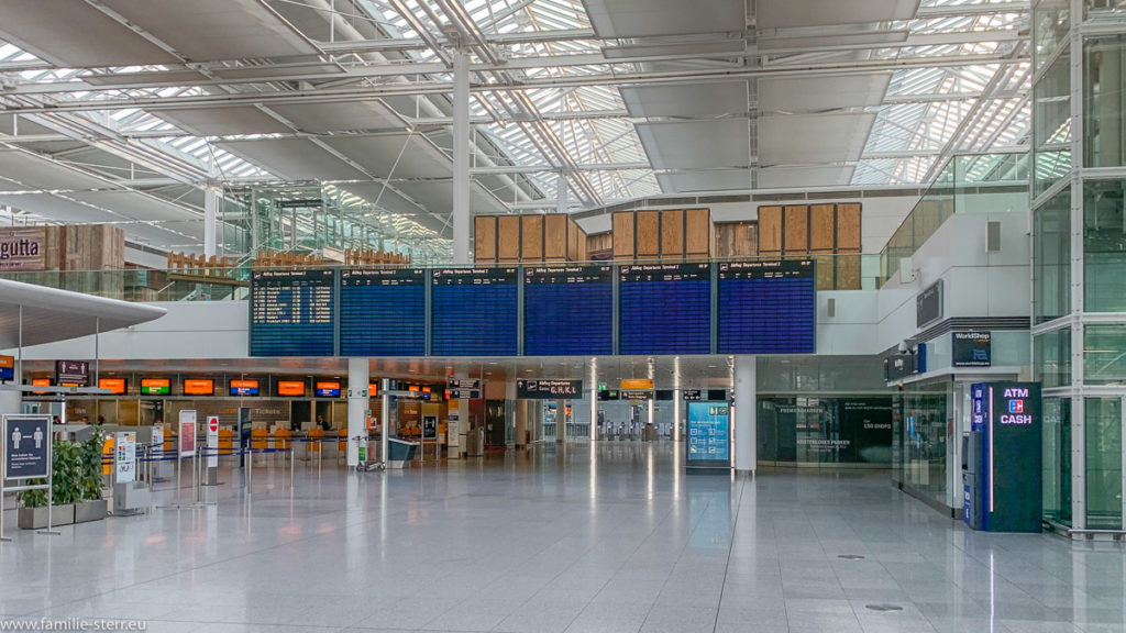 fast leere Anzeigetafel mit Rumpfflugplan im fast menschenleeren Terminal 2 am Flughafen München