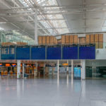 fast leere Anzeigetafel mit Rumpfflugplan im fast menschenleeren Terminal 2 am Flughafen München