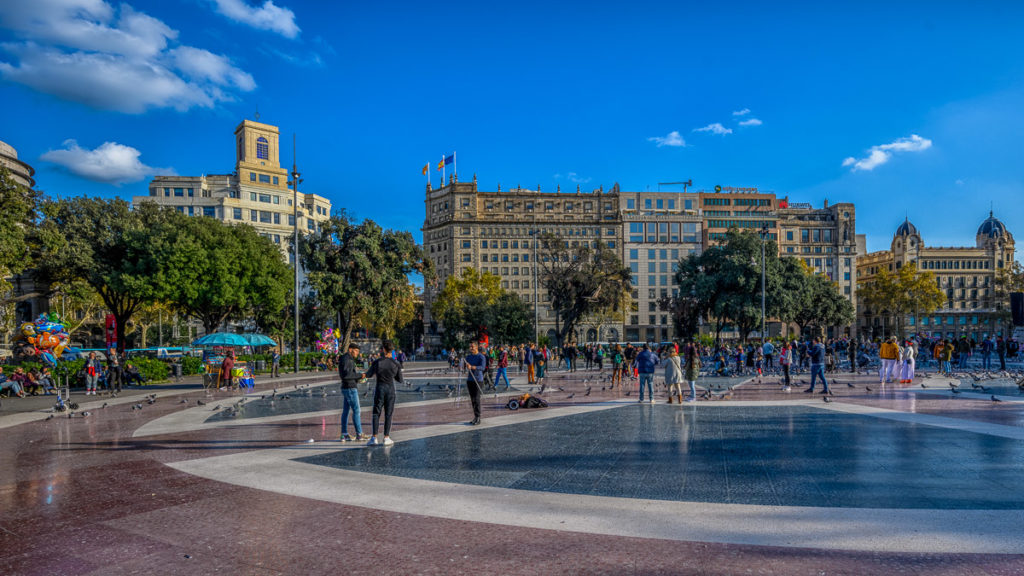 Menschen und Tauben auf der Plaza Catalunya in Barcelona