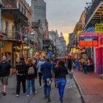 Menschenmenge in der abendlichen Bourbon Street New Orleans