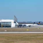 vor dem Terminal 2 am Flughafen München stehen nur zwei Flugzeuge