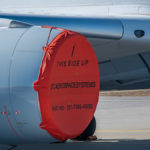 Triebwerk einer A 350 der Lufthansa mit roter Abdeckung