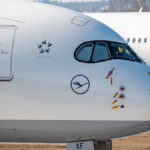 Der Bug eines Airbus A350 der Lufthansa mit abgedeckten Sensoren