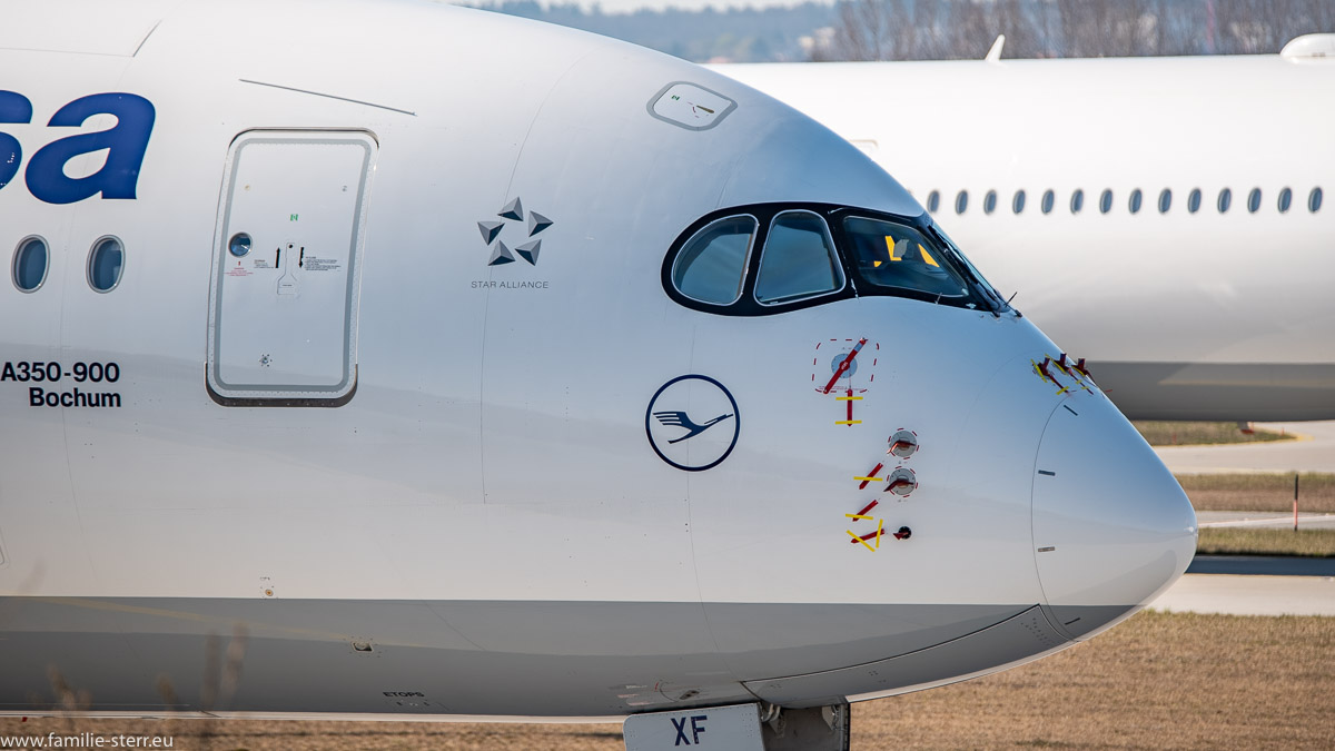 Der Bug eines Airbus A350 der Lufthansa mit abgedeckten Sensoren