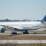 ein Lufthansa Airbus A350 steht scheinbar startbereit an der nördlichen Startbahn am Flughafen München