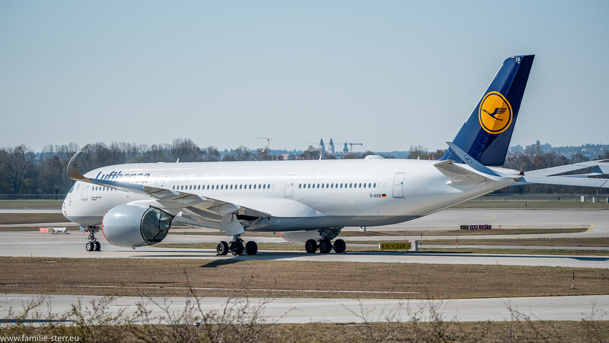 ein Lufthansa Airbus A350 steht scheinbar startbereit an der nördlichen Startbahn am Flughafen München