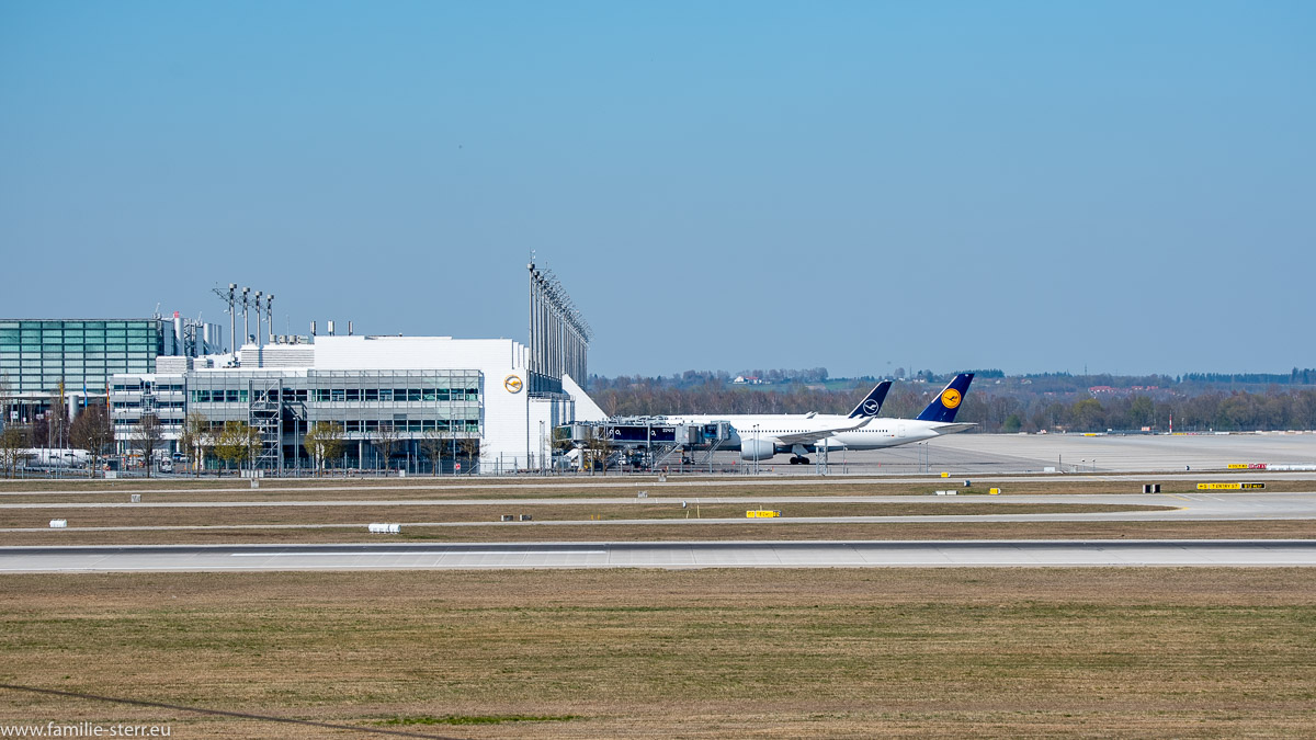 vor dem Terminal 2 am Flughafen München stehen nur zwei Flugzeuge