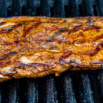 riesiges Holzfällersteak auf dem Grill