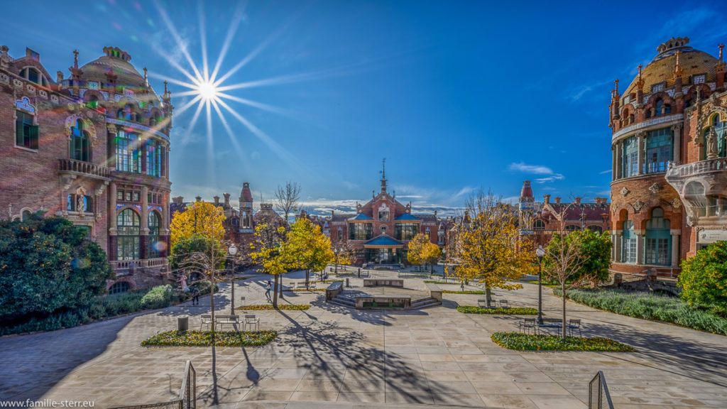 strahlender Sonnenschein über den Innenhof des Hospital Sant Pau in Barcelona