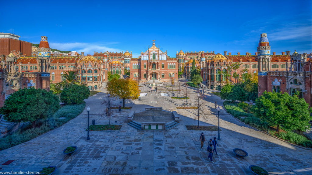 Blick vom Eingangsgebäude auf den Hof des Hospital de la Santa Creu i Sant Pau