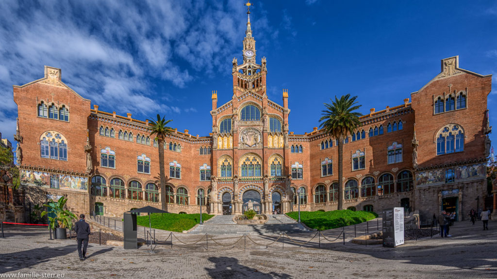 Das Eingangsgebäude des Hospital de la Santa Creu i Sant Pau in Barcelona