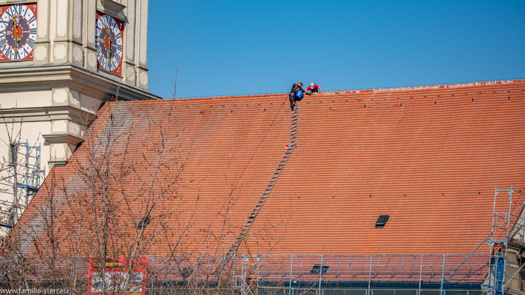 Dachdecker auf dem Dach der Kirche Altenerding