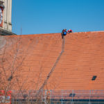 Dachdecker auf dem Dach der Kirche Altenerding