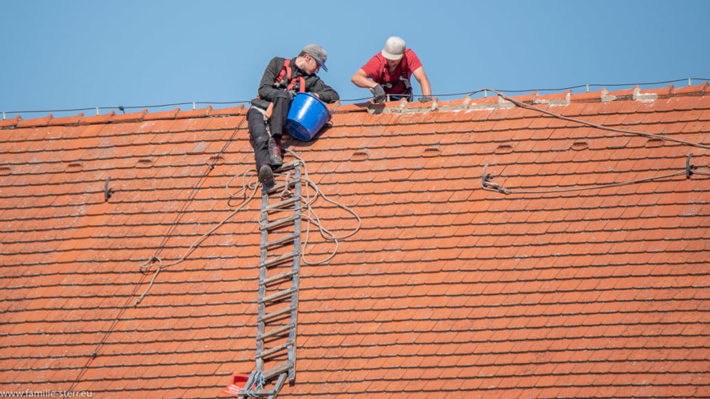 Dachdecker auf dem Dach der Kirche Altenerding