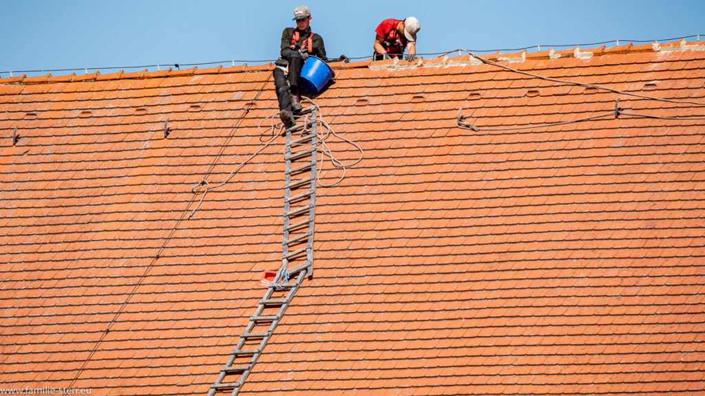 Dachdecker auf dem Dach der Kirche Altenerding