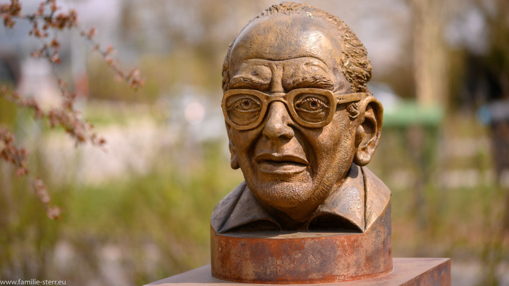 Büste von Prof. Richard Hansen am Eingangs zum Sichtungspark der Uni Weihenstephan in Freising