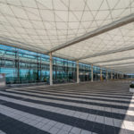 leere Vorfahrt vor dem Abflugbereich am Terminal 2 am Flughafen München