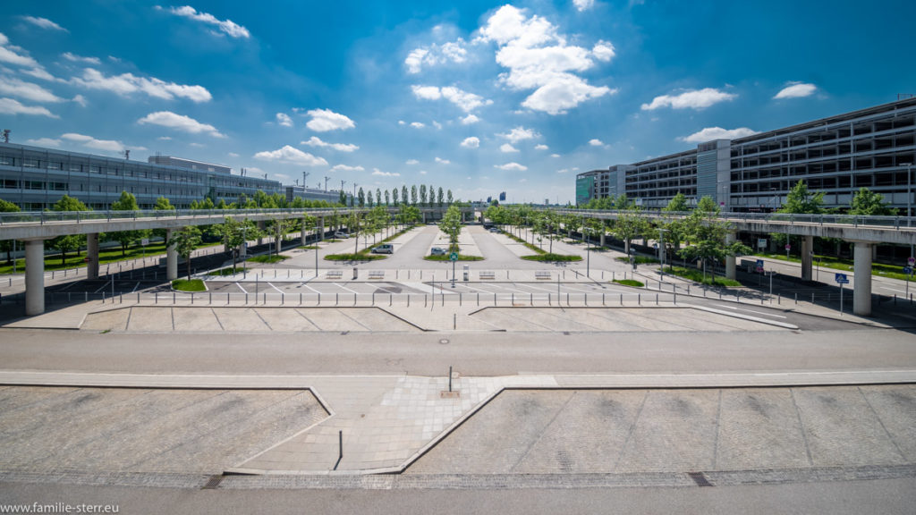 leerer Parkplatz vor dem Ankunftsbereich des Terminal 2