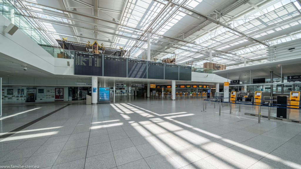 fast leere Abflugtafeln im Terminal 2 des Flughafens München