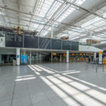 fast leere Abflugtafeln im Terminal 2 des Flughafens München