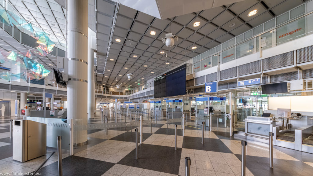 menschenleerer Abflugbereich im Terminal 1 - Bereich B am 28. Flughafenjubiläum,