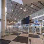 menschenleerer Abflugbereich im Terminal 1 - Bereich B am 28. Flughafenjubiläum,