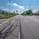 leere Zufahrtsstraße zum Terminal 1 am Flughafen München