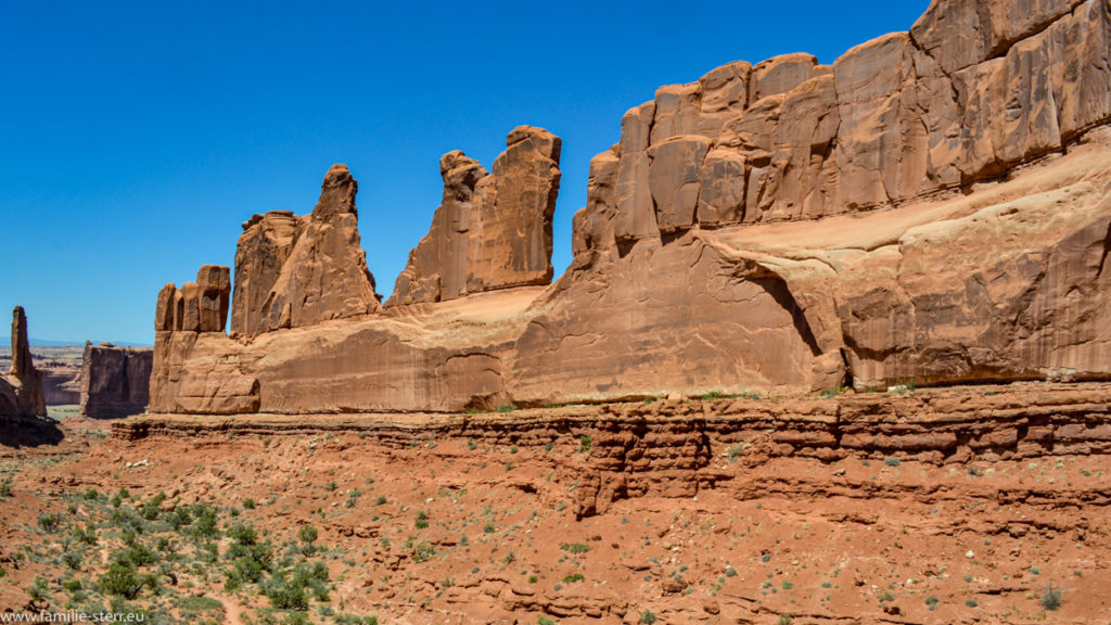 eine Reihe von roten Felsspitzen bilden die "Park Avenue" im Arches National Park in Utah