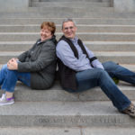Astrid und Thomas auf den Stufen zum Capitol von Denver, der Mile High City