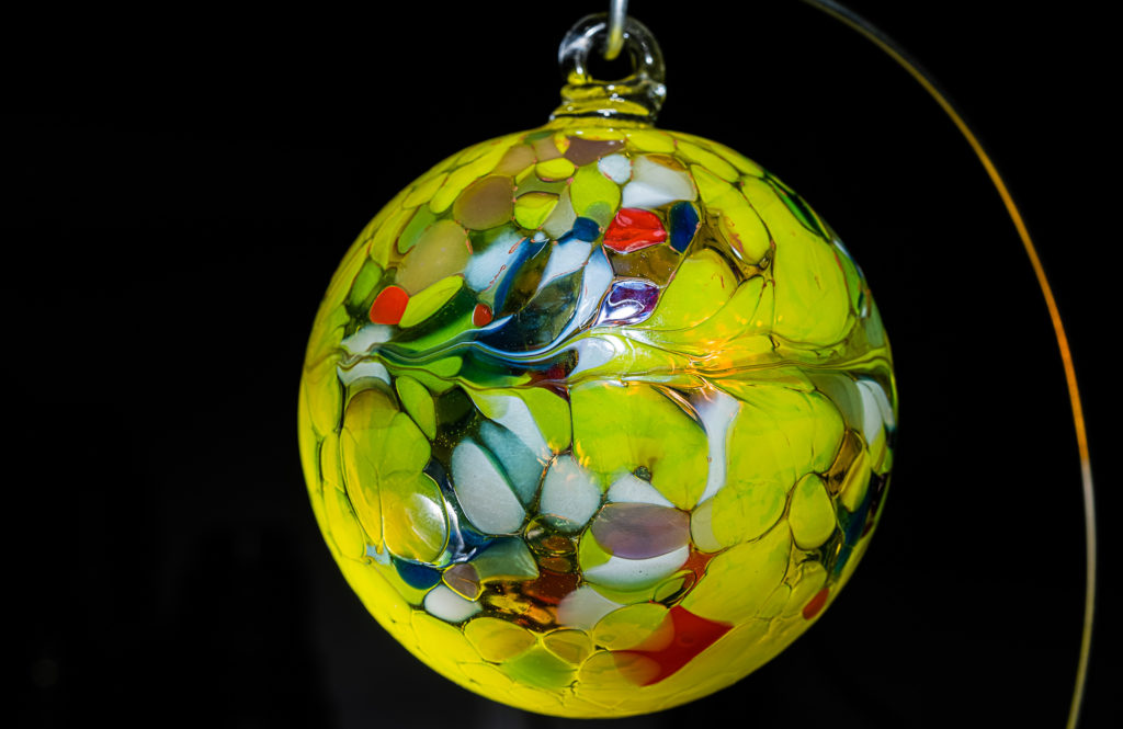 eine gelb-bunte mundgeblasene Glaskugel von Joska Glaskunst aus Bodenmais