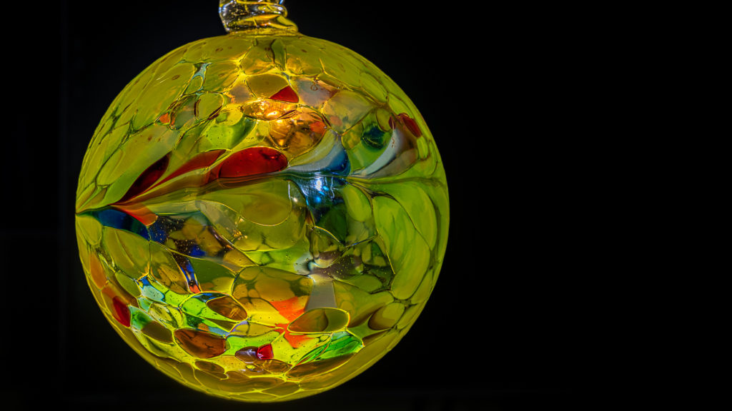 eine gelb-bunte mundgeblasene Glaskugel von Joska Glaskunst aus Bodenmais
