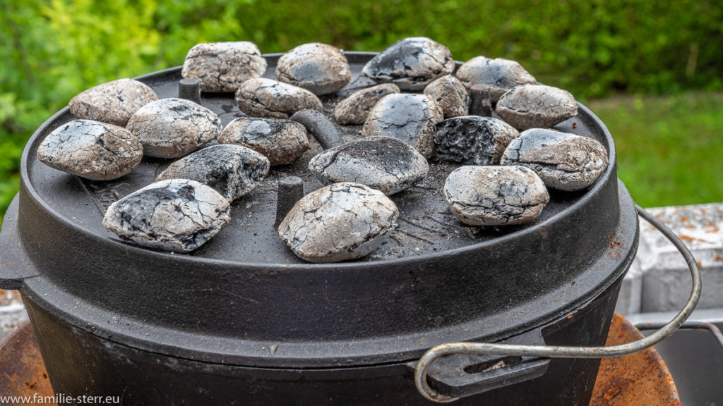 Deckel eines Dutch Oven mit heißen Briketts