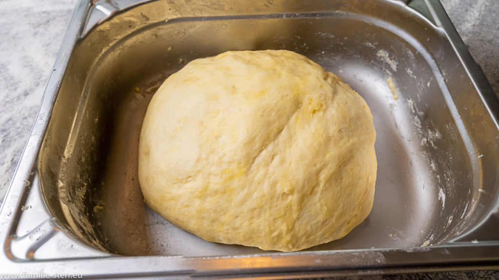 aufgegangener Hefeteig für Zimtschnecken