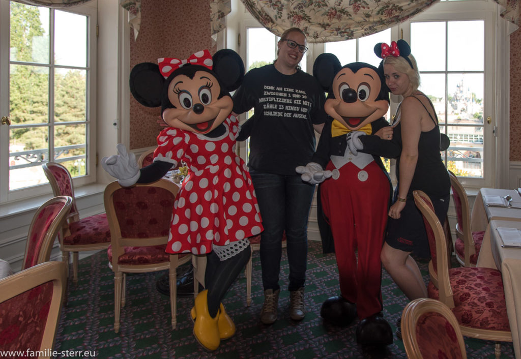 Minnie Mouse und Mickey Mouse in der Castle Club Lounge mit Katharina und Melanie