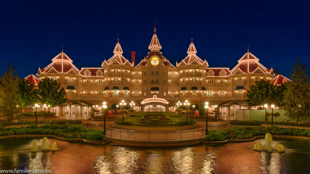 Disneylandhotel Paris bei Nacht in voller Beleuchtung